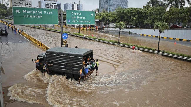 REI mendukung Pemprov DKI Jakarta untuk mengevaluasi kembali perizinan pengembang di Jakarta dalam rangka penanganan banjir.