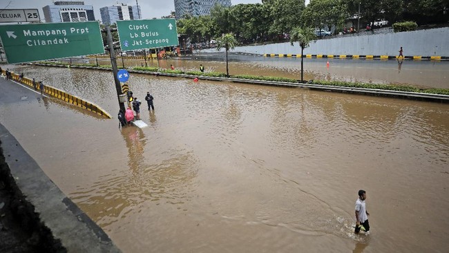 Sejumlah ruas jalan di Jakarta masih tergenang banjir akibat hujan berkepanjangan hingga Minggu (21/2) pagi.