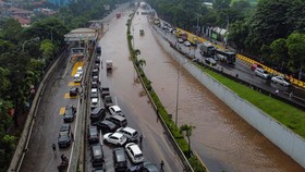 FOTO: Antrean Mobil Saat Terjebak Banjir di Tol JORR