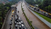 FOTO: Antrean Mobil Saat Terjebak Banjir di Tol JORR Ruas Tol Jakarta Outer Ring Road (JORR), tepatnya di Gerbang Tol Ampera, terendam banjir setelah Jakarta diguyur hujan pada Sabtu (20/2/2021).