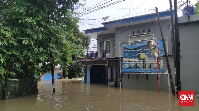 BPBD DKI Jakarta melaporkan masih ada 46 RT dan 2 ruas jalan yang masih terendam banjir hingga Jumat (7/10) pukul 03.00 dini hari.