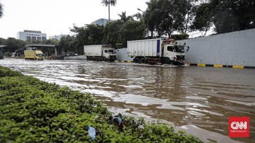 Banjir menerjang Tol Tangerang-Merak dengan ketinggian air hingga pukul 20.00 WIB mencapain 1 meter lebih. Arus lalu lintas macet total.