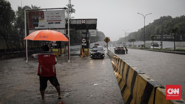 BMKG mengungkap intensitas hujan di Jabodetabek belakangan ini masih lebih rendah dibanding tahun lalu meski juga menyebabkan banjir.