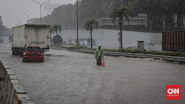 Banjir kembali melanda Tol BSD menuju Pondok Indah maupun arah sebaliknya, Sabtu (5/11). Kemacetan pun tak terhindarkan.