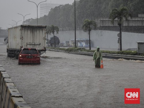 Tol Cawang Arah Bekasi Terendam Banjir, Kemacetan Mengular