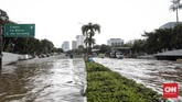 FOTO: Antrean Mobil Saat Terjebak Banjir di Tol JORR Ruas Tol Jakarta Outer Ring Road (JORR), tepatnya di Gerbang Tol Ampera, terendam banjir setelah Jakarta diguyur hujan pada Sabtu (20/2/2021).