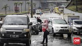 FOTO: Antrean Mobil Saat Terjebak Banjir di Tol JORR Ruas Tol Jakarta Outer Ring Road (JORR), tepatnya di Gerbang Tol Ampera, terendam banjir setelah Jakarta diguyur hujan pada Sabtu (20/2/2021).