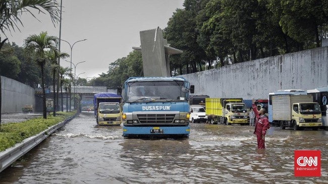 BPBD Jakarta mencatat 21 titik banjir di ibu kota akibat hujan deras sejak Minggu (7/11) siang. Banjir juga membuat jalur KRL Pondok Ranji-Kebayoran lumpuh.
