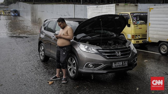 FOTO: Antrean Mobil Saat Terjebak Banjir di Tol JORR