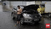 FOTO: Antrean Mobil Saat Terjebak Banjir di Tol JORR Ruas Tol Jakarta Outer Ring Road (JORR), tepatnya di Gerbang Tol Ampera, terendam banjir setelah Jakarta diguyur hujan pada Sabtu (20/2/2021).