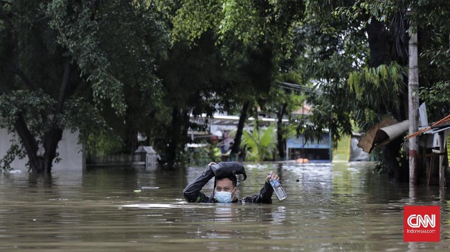 Banjir di Jatipadang, Jakarta Selatan, hari ini dianggap lebih parah dari tahun sebelumnya. Sebanyak 701 keluarga terdampak banjir.
