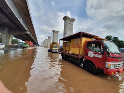 Ada Genangan, Km 19 Tol Japek Arah Jakarta Diberlakukan Contraflow