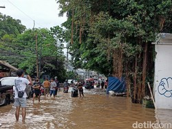 Hati-hati Lewati Jalan Puri Kembangan Jakbar, Ada Genangan 30 Cm