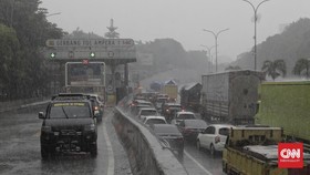 Polisi Cari Perempuan Nyeberang di Jalan Tol