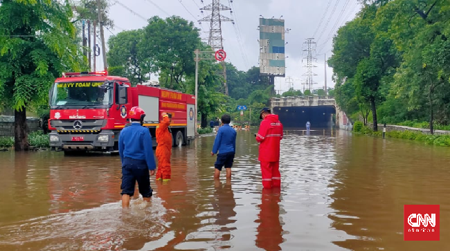 Sejumlah ruas jalan di Jakarta tergenang akibat hujan deras yang mengguyur Senin sore.