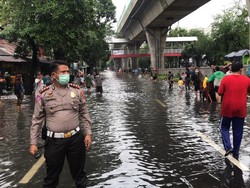 Jalan Tendean Jaksel Terendam Banjir Setinggi 40 Cm, Lalin Dialihkan