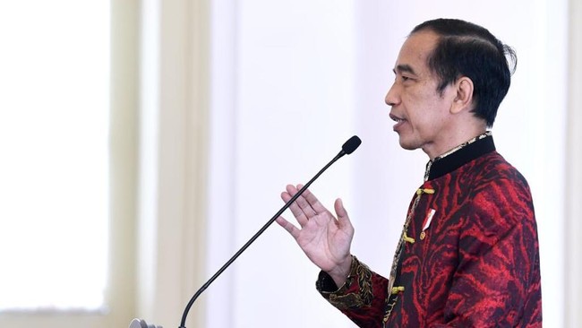 Presiden Jokowi menyebut pandemi covid-19 telah memukul berbagai sektor dan membuat banyak orang kehilangan pekerjaan.