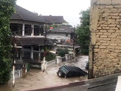 Video Mobil Warga Terseret Banjir di Mampang Jaksel