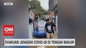 VIDEO: Evakuasi Jenazah Covid-19 di Tengah Banjir
