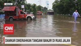 VIDEO: Damkar Dikerahkan Tangani Banjir di Ruas Jalan
