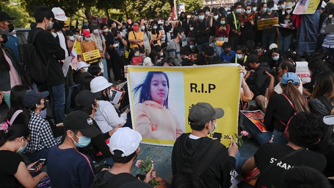 FOTO: Duka Myanmar Bagi Pedemo Tewas Tertembak