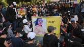 FOTO: Duka Myanmar Bagi Pedemo Tewas Tertembak Massa anti-kudeta Myanmar menggelar aksi untuk menghormati Mya Thwate Khaing, salah satu pedemo yang tewas tertembak saat unjuk rasa.