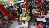 FOTO: Duka Myanmar Bagi Pedemo Tewas Tertembak Massa anti-kudeta Myanmar menggelar aksi untuk menghormati Mya Thwate Khaing, salah satu pedemo yang tewas tertembak saat unjuk rasa.