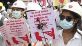 FOTO: Duka Myanmar Bagi Pedemo Tewas Tertembak Massa anti-kudeta Myanmar menggelar aksi untuk menghormati Mya Thwate Khaing, salah satu pedemo yang tewas tertembak saat unjuk rasa.
