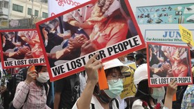 FOTO: Duka Myanmar Bagi Pedemo Tewas Tertembak