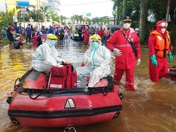 Damkar Evakuasi 1 Pasien Corona di Cipinang Bali Jaktim yang Kebanjiran