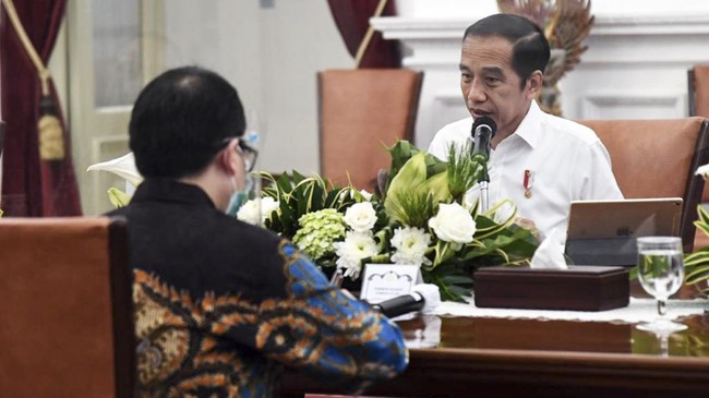 Presiden Jokowi disindir soal benci produk asing lantaran masih memakai produk luar negeri, seperti naik helikopter, main Twitter, hingga memakai iPad.