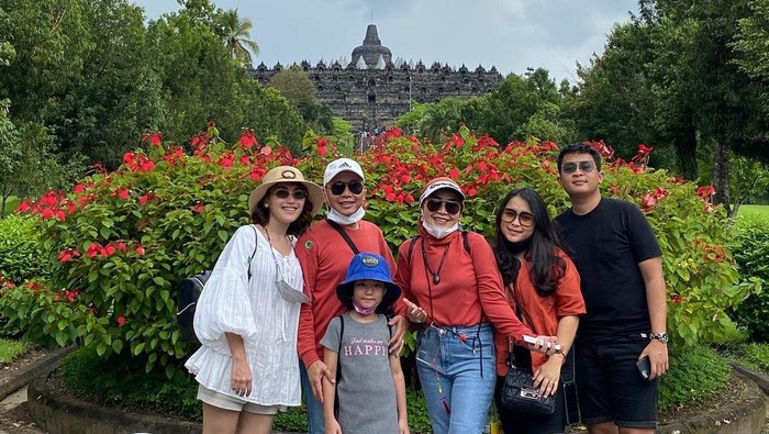 Usai Batal Nikah dengan Adit Jayusman, Ayu Ting Ting Ajak Keluarga Liburan Bersama