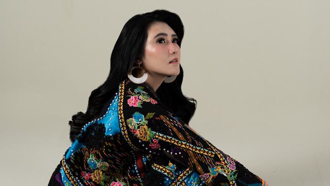 Via Vallen mengungkapkan ingin punya banyak anak. Sang suami, Chevra Yolandi menimpali dengan guyon punya tujuh anak.