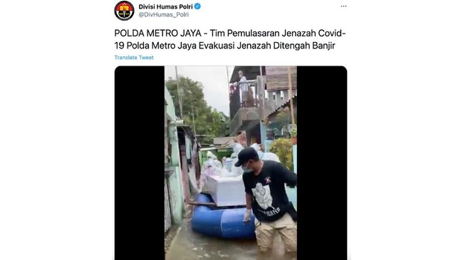 Tugas Tim Polda membawa jenazah Covid saat banjir dalam sebuah video justru menuai kritikan dari netizen.