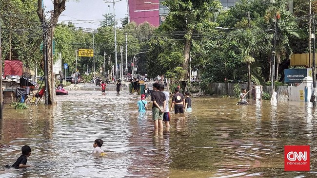 Hujan dengan intensitas sedang hingga lebat yang melanda sebagian besar wilayah Ibu Kota pada Selasa (7/2) sore menyebabkan banjir di Jakarta Selatan.