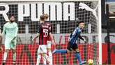 FOTO: Hajar Milan, Inter Mantap di Puncak Klasemen Inter Milan sukses melumat saudara sekotarnya AC Milan dengan skor mencolok, 3-0. Kemenangan yang membuat Nerazzurri mantap di puncak klasemen.