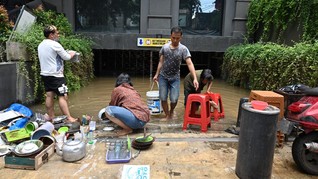 FOTO: Banjir Surut, Warga Mulai Bersih-bersih