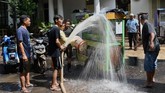 FOTO: Banjir Surut, Warga Mulai Bersih-bersih Masyarakat dan pedagang di ibu kota mulai membersihkan rumah dan tempat usaha mereka yang terendam banjir pada Sabtu (20/2) kemarin.