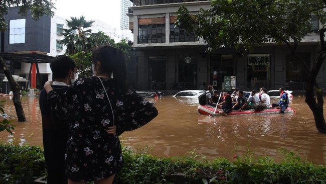 Gubernur Anies Baswedan menargetkan genangan di Jakarta surut dalam waktu enam jam. Perhitungan surut dimulai sejak hujan berhenti.