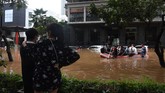 FOTO: Banjir di Kemang Jaksel Saat Hari Sabtu Wilayah Kemang dikenal sebagai salah satu daerah pergaulan di Jaksel yang ramai terutama pada akhir pekan, kecuali Sabtu (20/2) karena tergenang air bah.