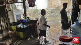 Derita Korban Banjir DKI: Kesulitan Air Bersih, Listrik Padam