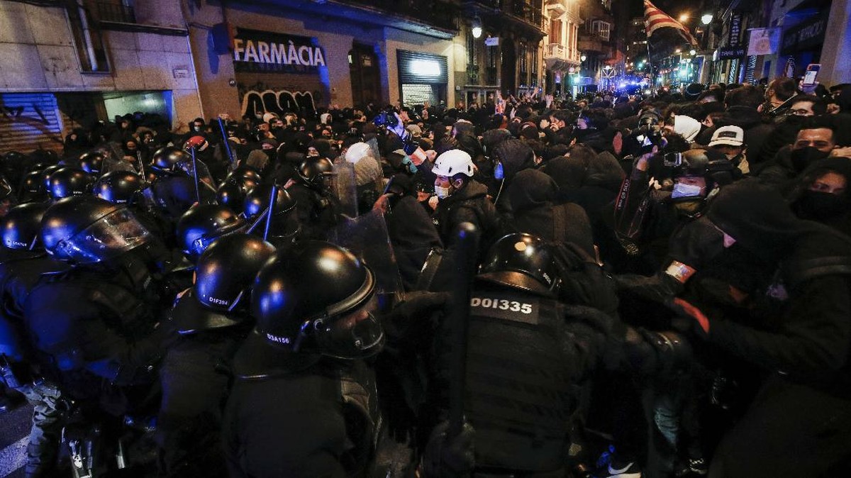 FOTO: Demo Penangkapan Rapper di Spanyol Berujung Ricuh