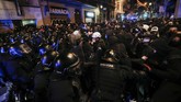 FOTO: Demo Penangkapan Rapper di Spanyol Berujung Ricuh Aksi untuk mengecam penangkapan rapper Spanyol, Pablo Hasél, berujung ricuh pada Sabtu (21/2) malam di Barcelona.