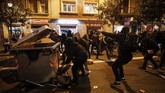 FOTO: Demo Penangkapan Rapper di Spanyol Berujung Ricuh Aksi untuk mengecam penangkapan rapper Spanyol, Pablo Hasél, berujung ricuh pada Sabtu (21/2) malam di Barcelona.