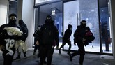 FOTO: Demo Penangkapan Rapper di Spanyol Berujung Ricuh Aksi untuk mengecam penangkapan rapper Spanyol, Pablo Hasél, berujung ricuh pada Sabtu (21/2) malam di Barcelona.