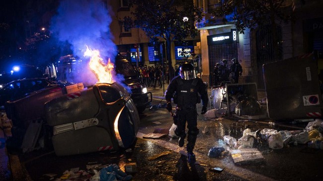 FOTO: Demo Penangkapan Rapper di Spanyol Berujung Ricuh