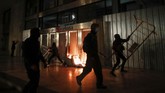 FOTO: Demo Penangkapan Rapper di Spanyol Berujung Ricuh Aksi untuk mengecam penangkapan rapper Spanyol, Pablo Hasél, berujung ricuh pada Sabtu (21/2) malam di Barcelona.