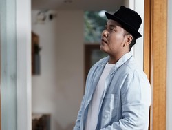 Heboh Sosok Hitam yang Bikin Penasaran di Klip Baru Denis Chairis
