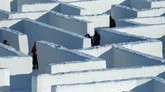 FOTO: Jelajah Labirin Salju Terbesar di Dunia Labirin salju yang terletak di A Maze In Corn di Saint Adolphe, Manitoba mencatat rekor dunia untuk labirin salju terbesar di dunia.