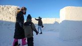 FOTO: Jelajah Labirin Salju Terbesar di Dunia Labirin salju yang terletak di A Maze In Corn di Saint Adolphe, Manitoba mencatat rekor dunia untuk labirin salju terbesar di dunia.